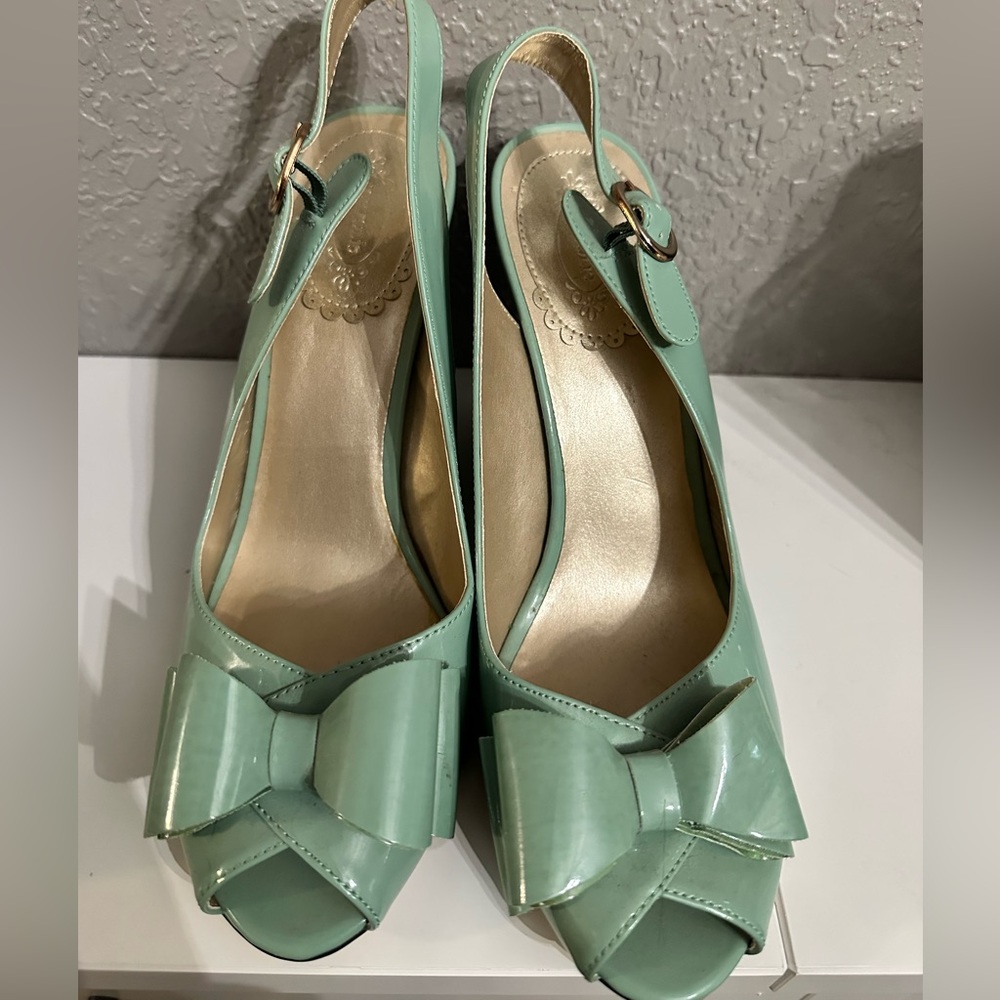 Joyfolie womans heels worn once